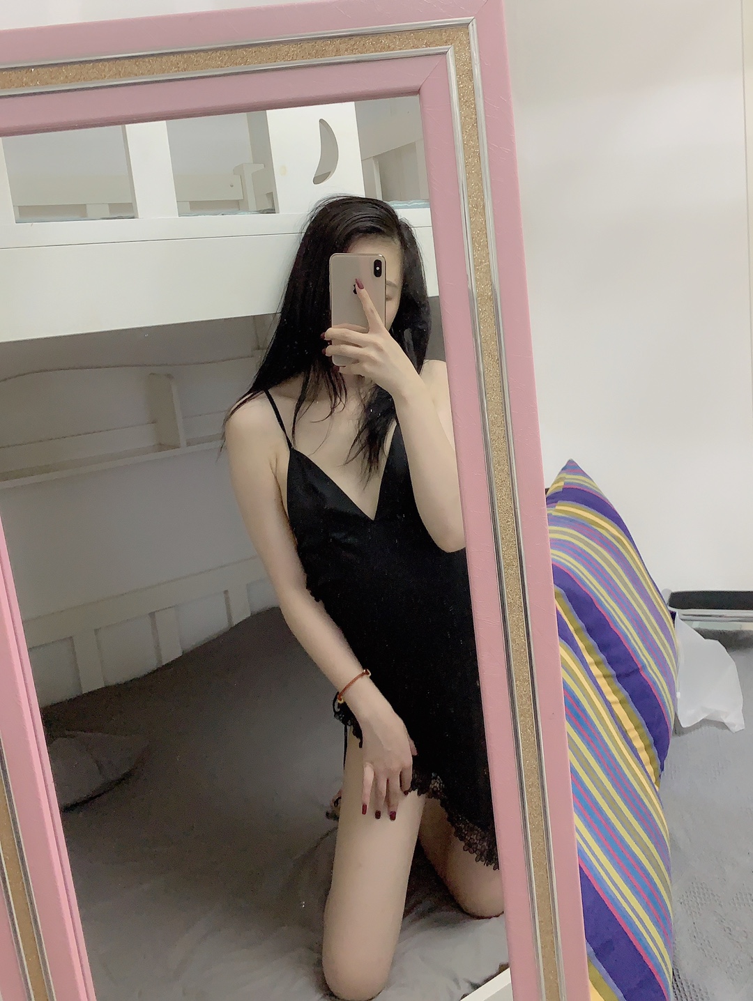 Váy ngủ lụa trơn xẻ hông một bên