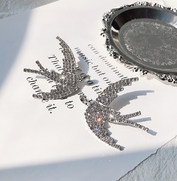 Khuyên tai bạc cánh chim én