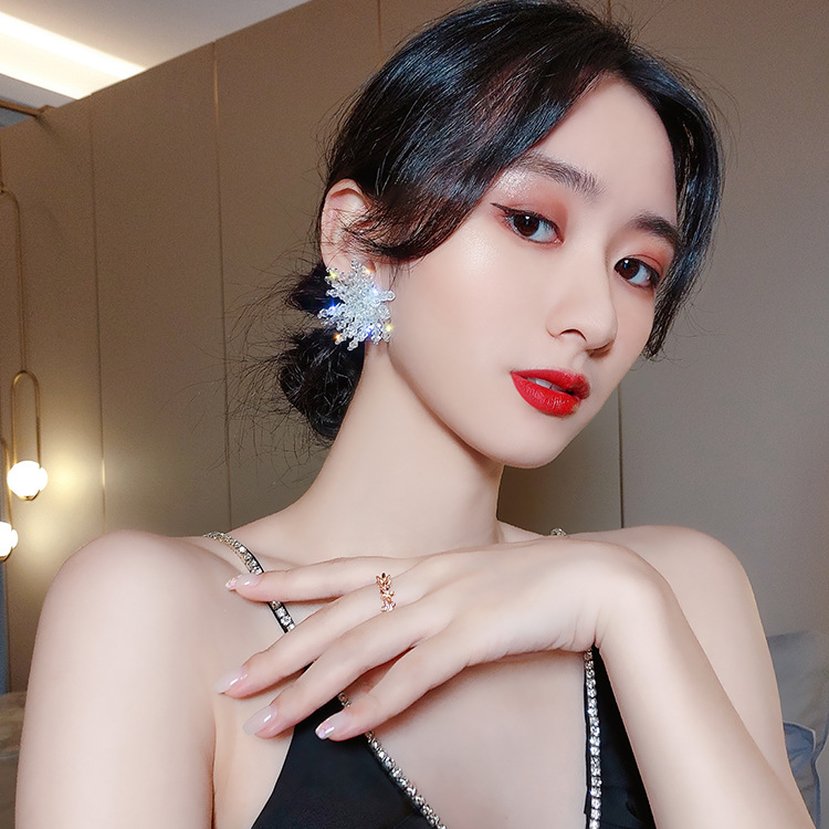 Khuyên tai pha lê bông tuyết