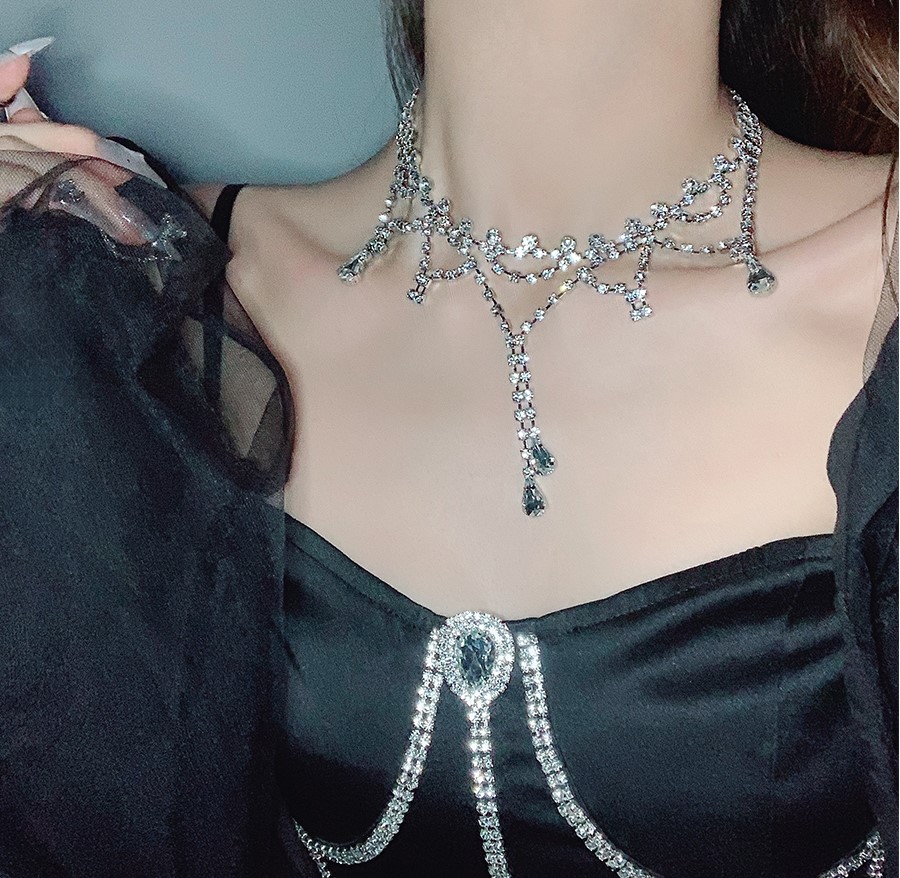 Vòng cổ bạc đính đá vương miện