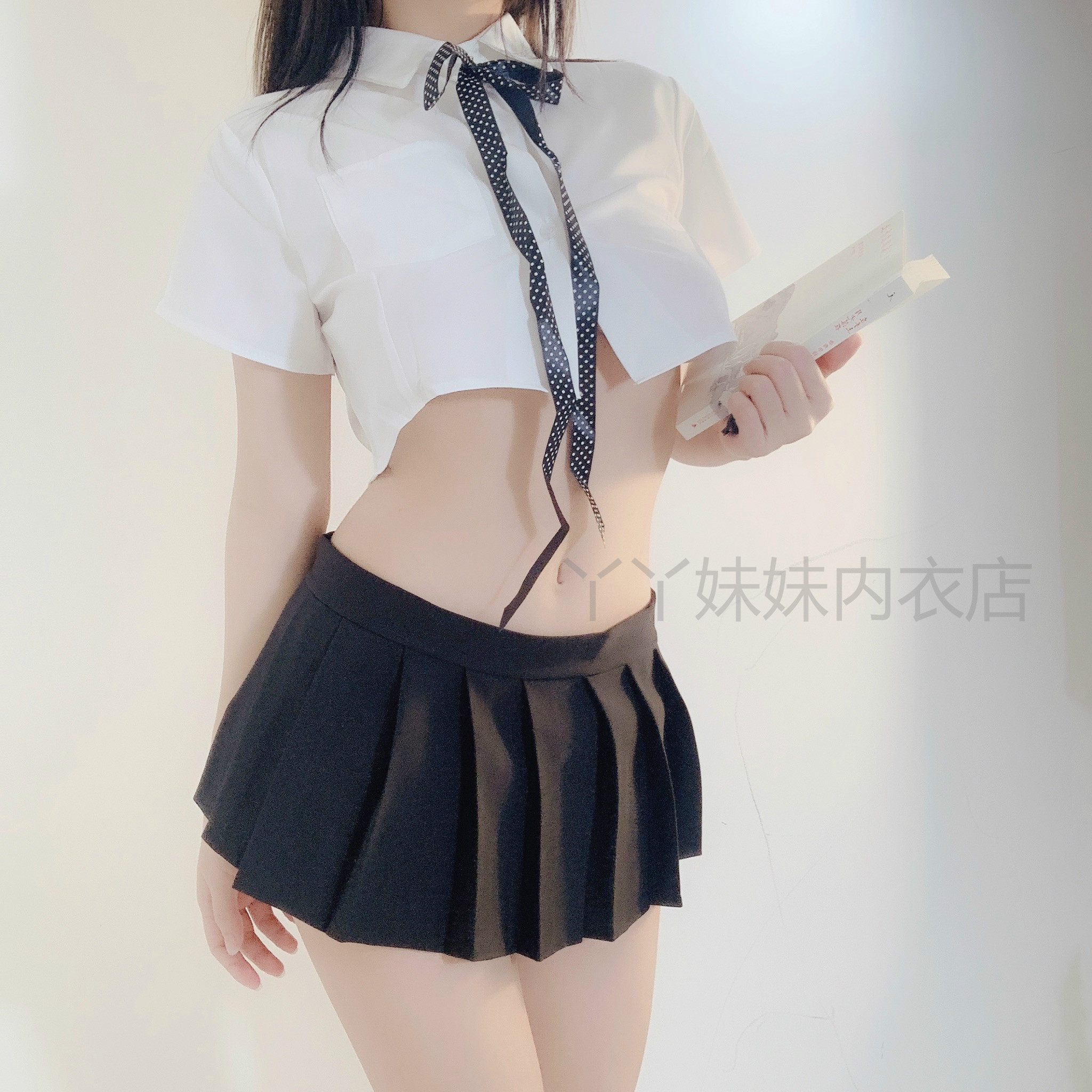 Cosplay nữ sinh thư ký cà vạt chấm bi