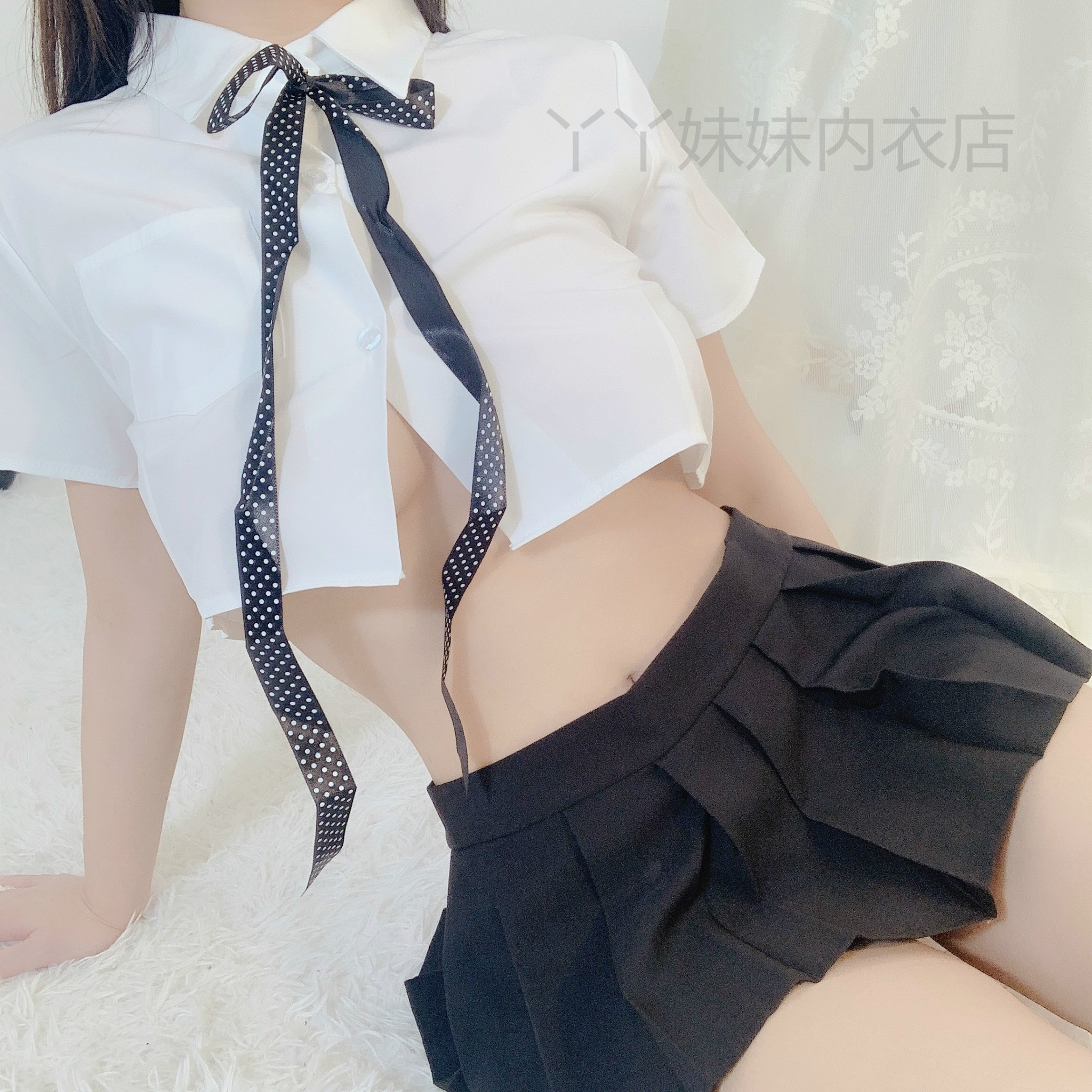 Cosplay nữ sinh thư ký cà vạt chấm bi