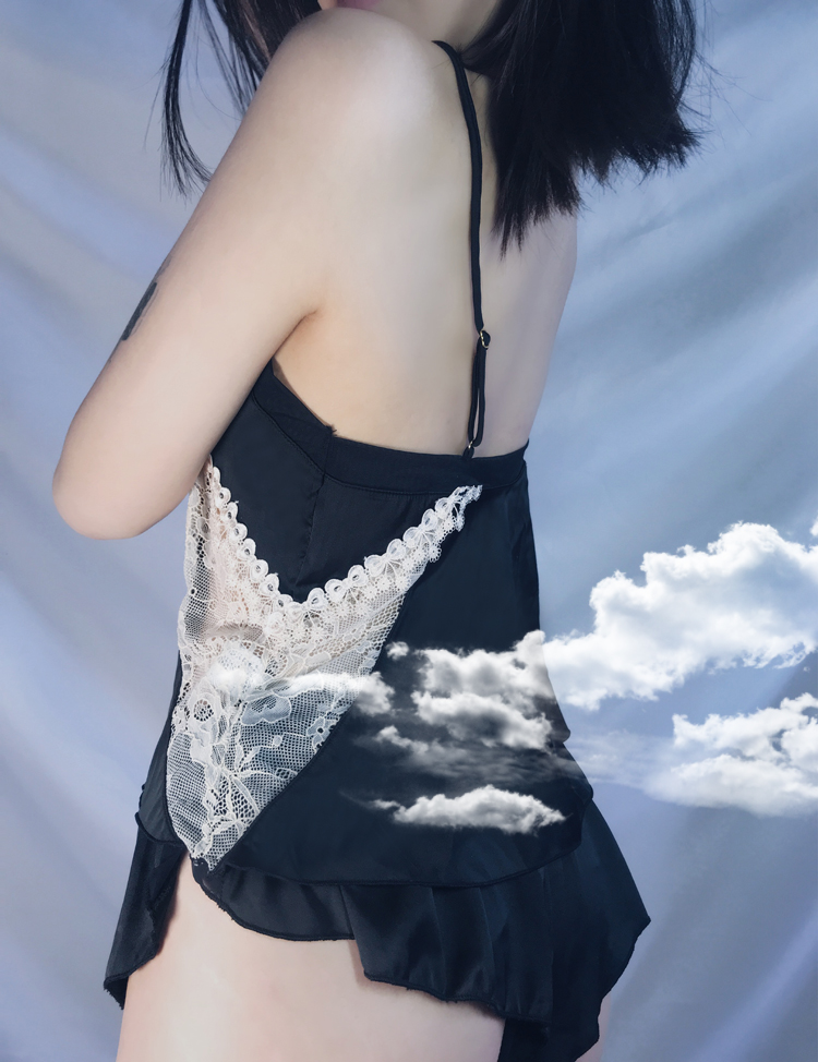 Bộ ngủ quần đùi xẻ ren trắng