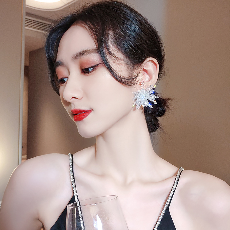 Khuyên tai pha lê bông tuyết