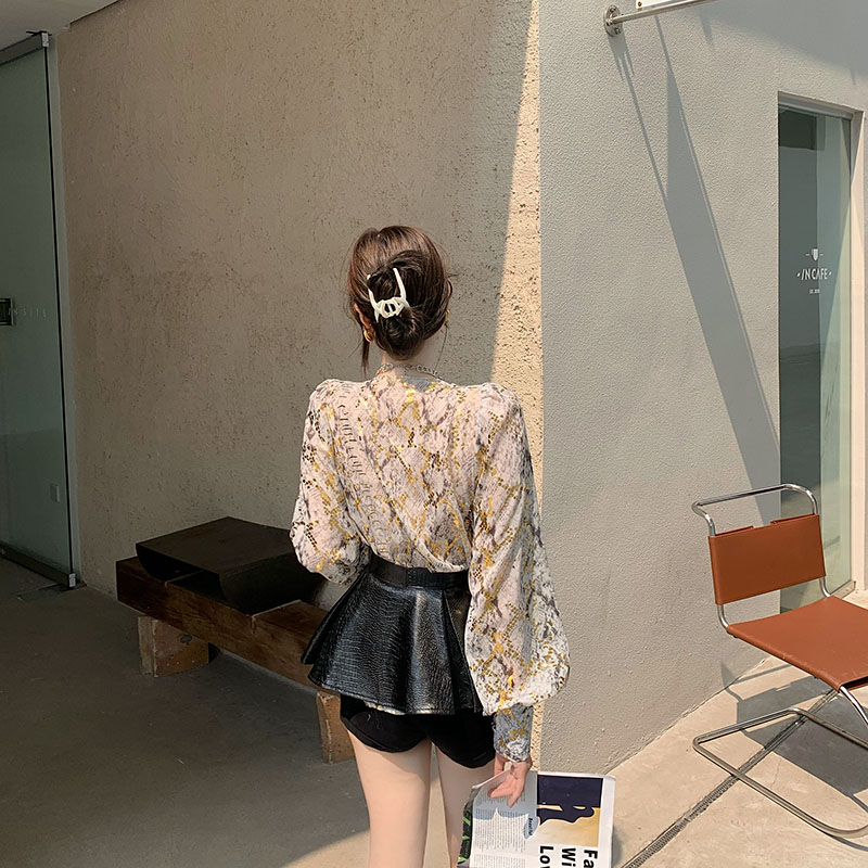 Áo sơ mi dài tay kèm chân váy da