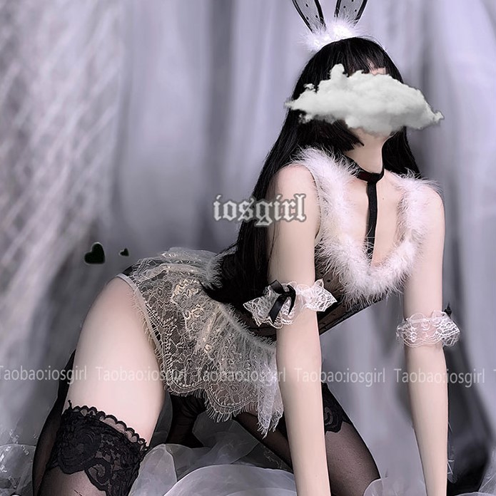 Cosplay tai thỏ lông chim