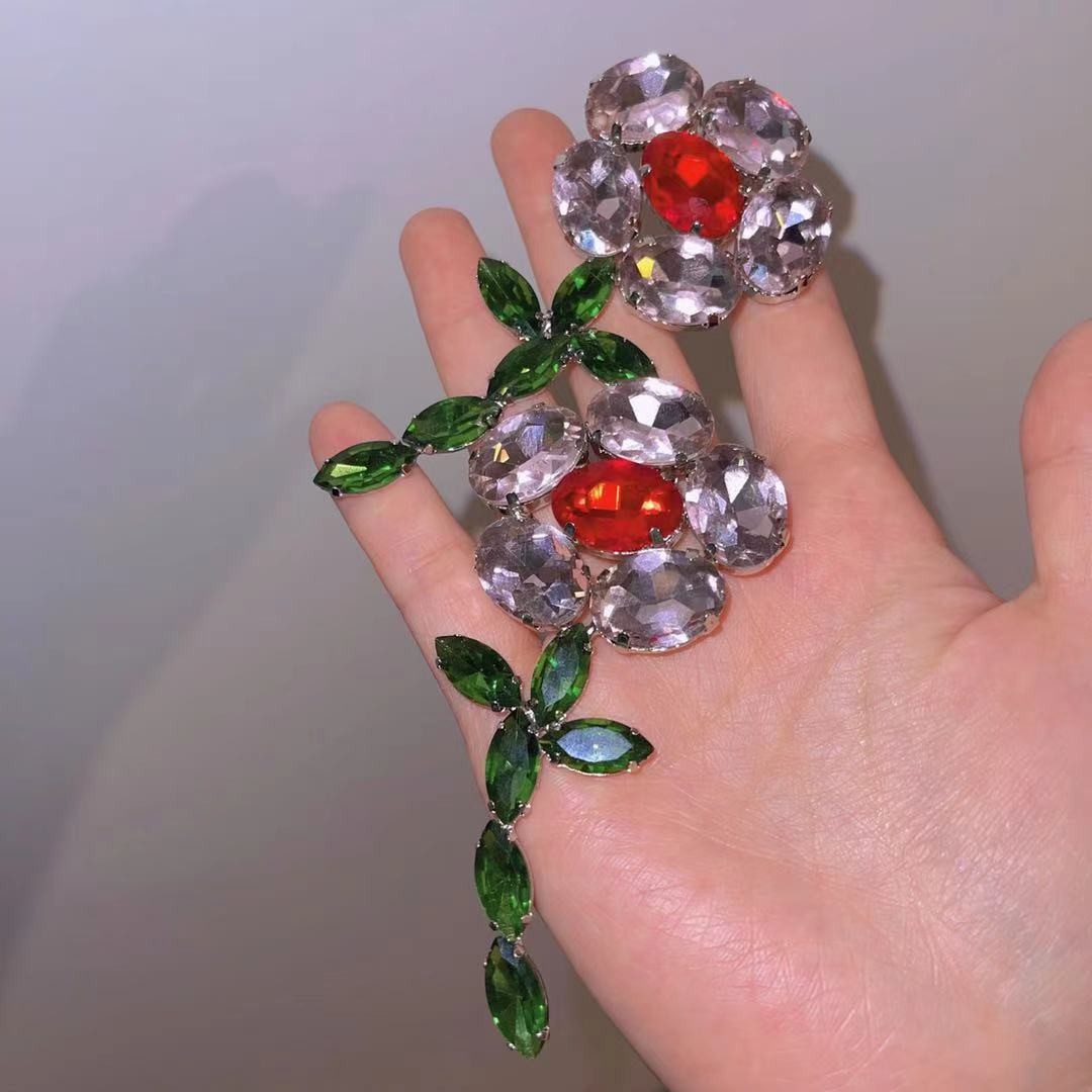 Khuyên tai hoa 5 cánh ngọc trắng đỏ