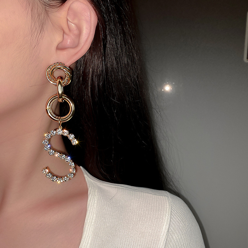 Khuyên tai Love chữ S