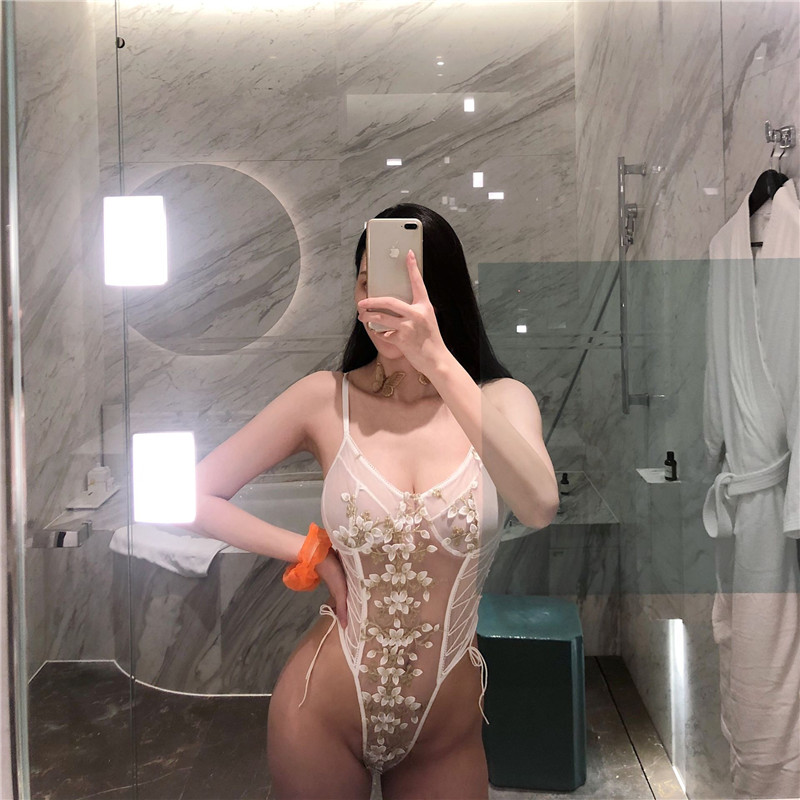 Bodysuit thêu hoa trắng