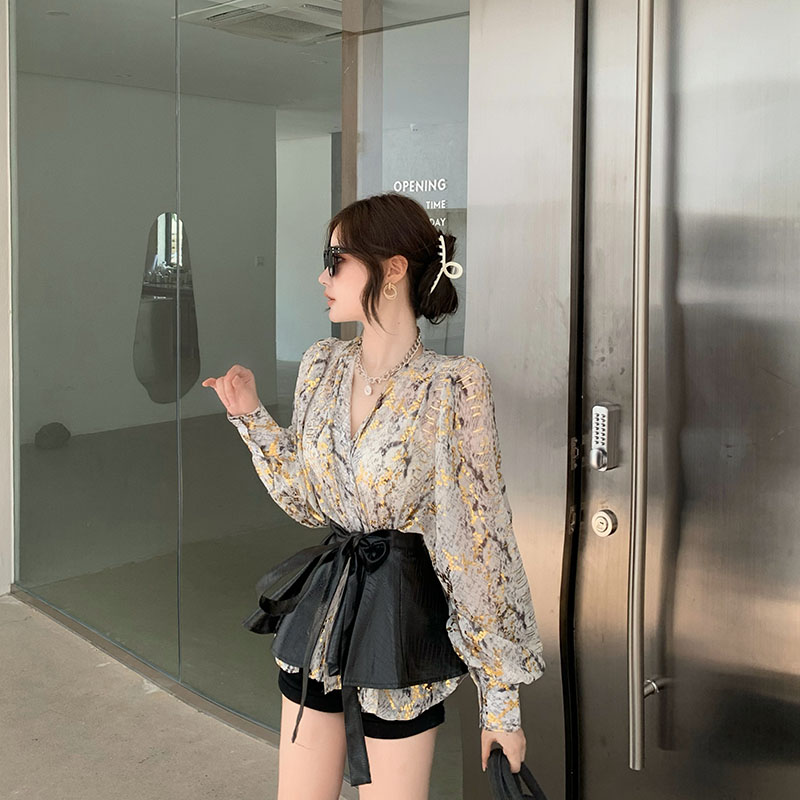 Áo sơ mi dài tay kèm chân váy da