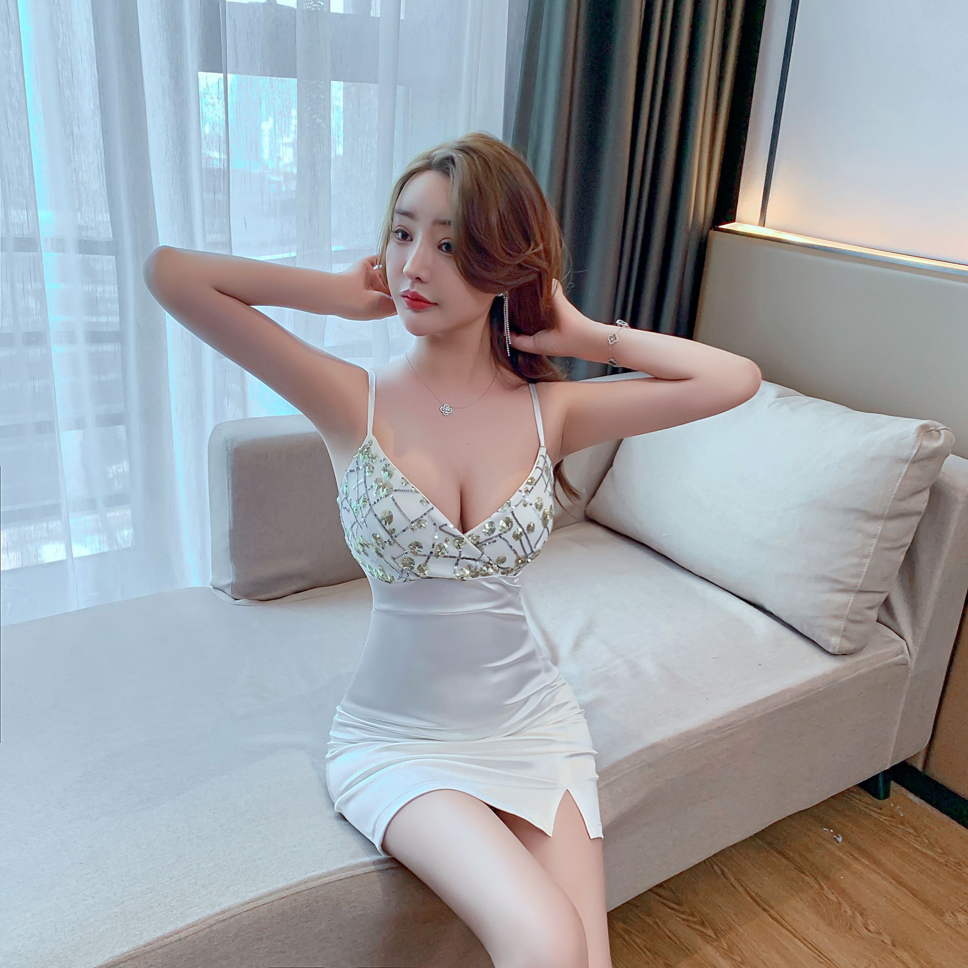 Váy 2 dây cúp ngực đính đá