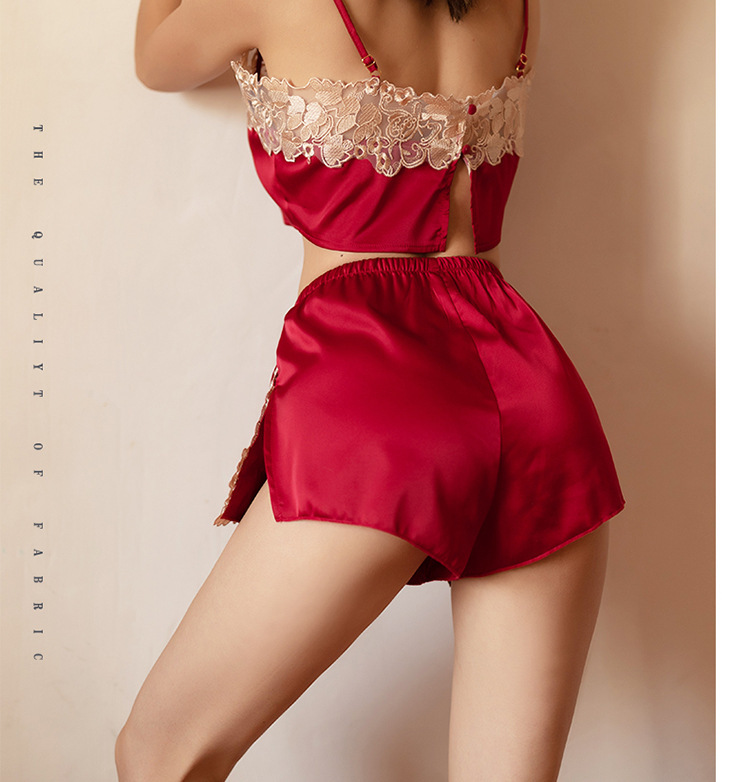 Bộ ngủ lụa quần đùi ren họa tiết xẻ đùi