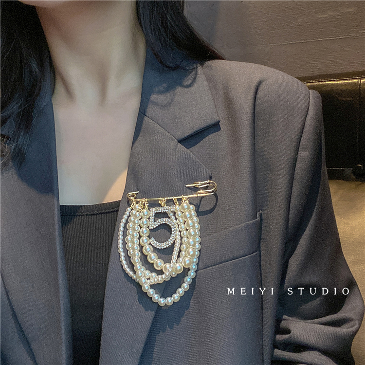 Cài đính ngực số 5 tag nữ đẹp