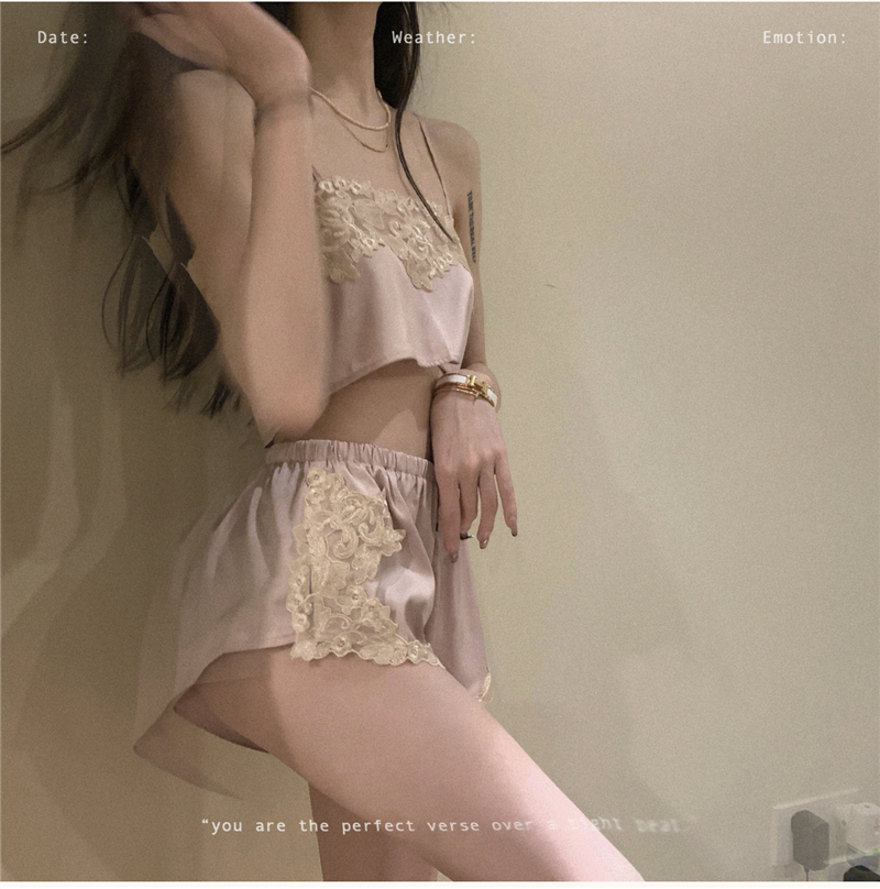 Bộ ngủ lụa quần đùi ren họa tiết xẻ đùi