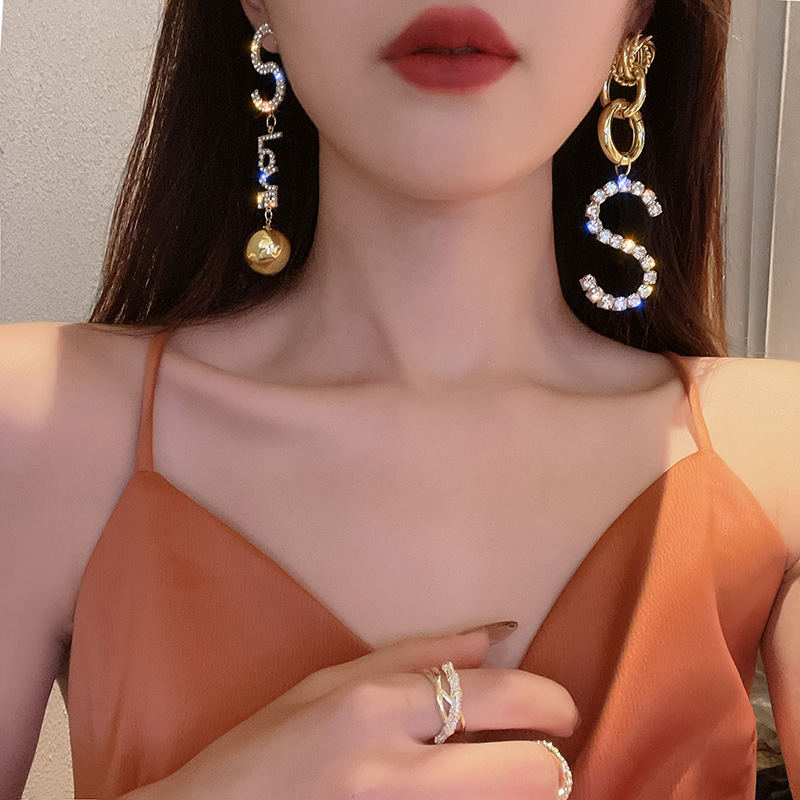 Khuyên tai Love chữ S