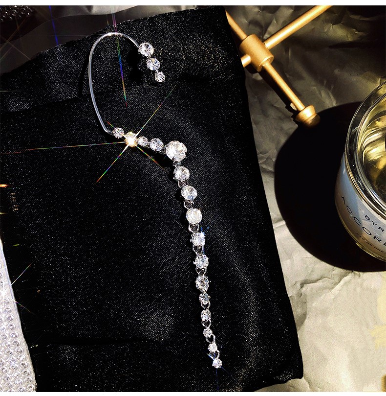 Khuyên tai kim cương dài vành tai