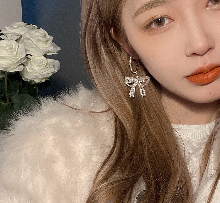 Khuyên tai nơ đính đá ngọc trai