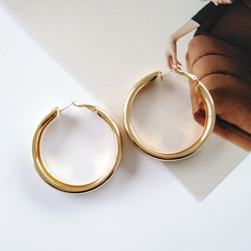 Khuyên tai tròn vàng