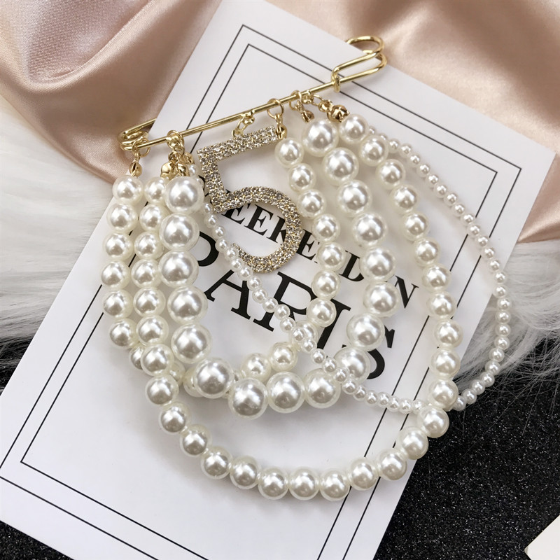 Cài đính ngực số 5 tag nữ đẹp