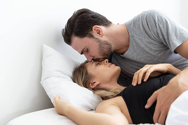 Đừng quên khen anh ấy trên giường – Bí mật giữ lửa tình yêu mà ít ai nói ra