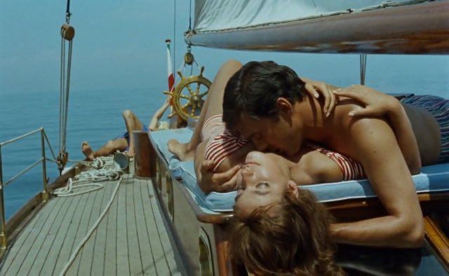 Public Sex Là Gì? Vì Sao Nhiều Người Lại “Nghiện” Hình Thức Quan Hệ Này?