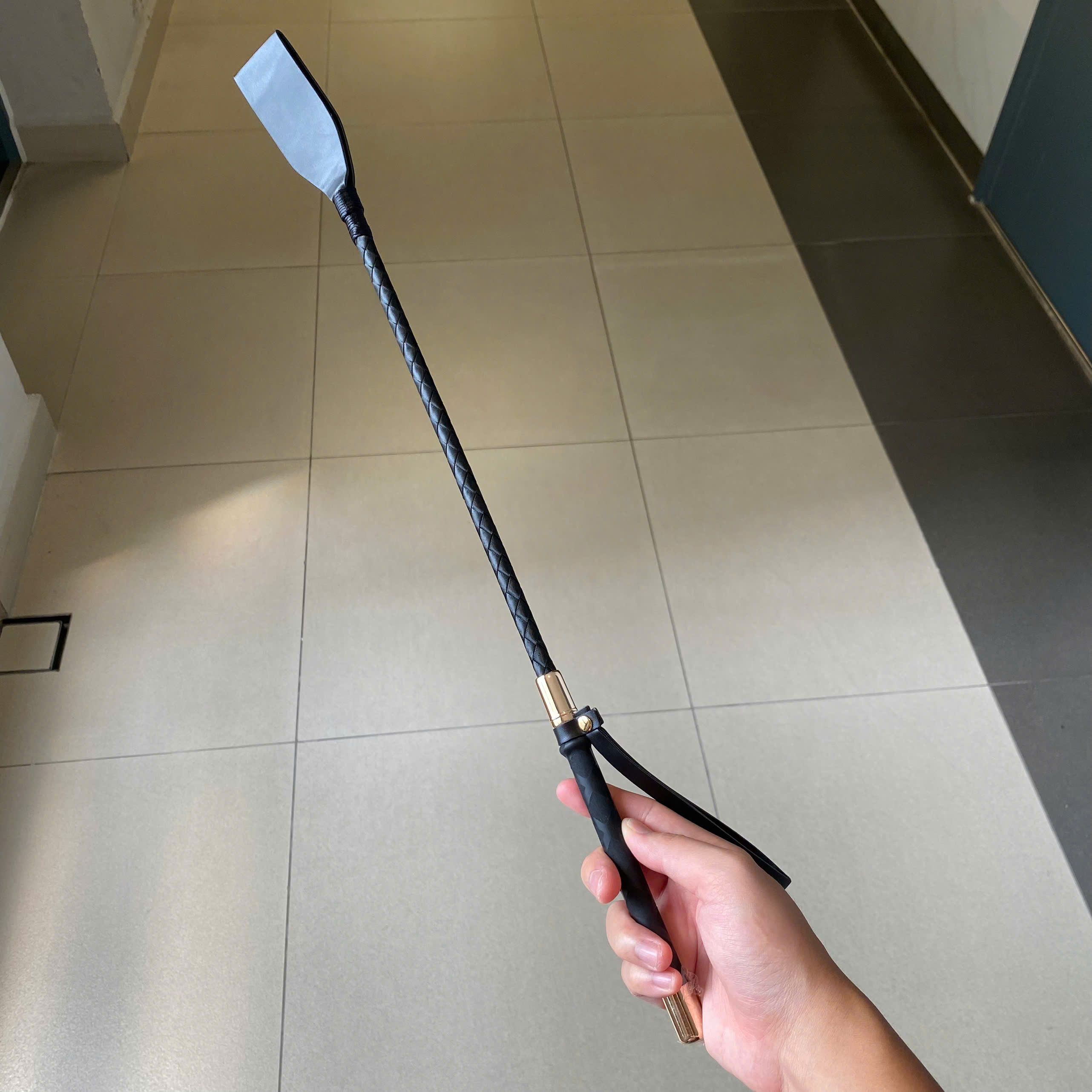 Roi quất ngựa đánh yêu đầu paddle da – Đồ chơi BDSM tăng khoái cảm cho cặp đôi