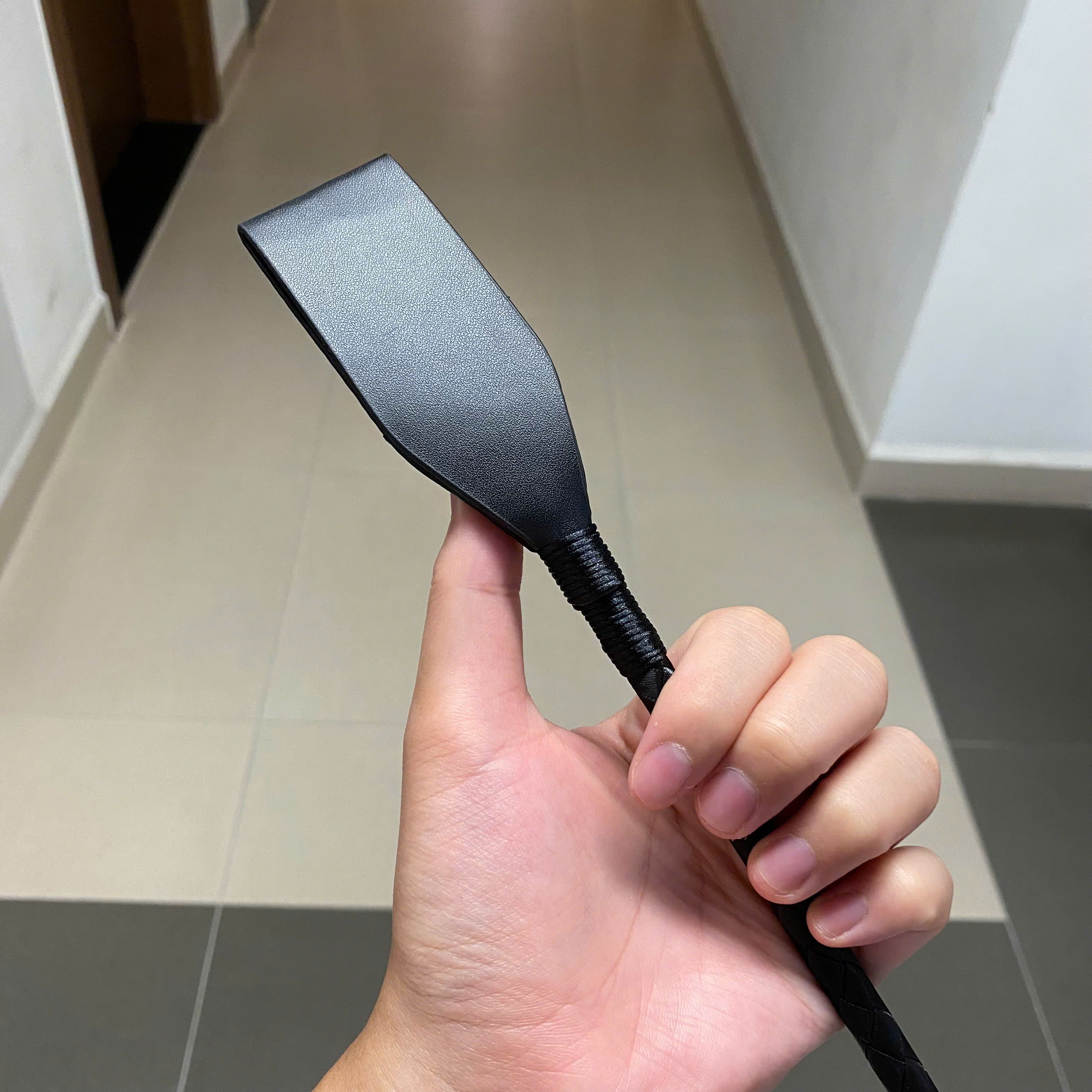 Roi quất ngựa đánh yêu đầu paddle da – Đồ chơi BDSM tăng khoái cảm cho cặp đôi