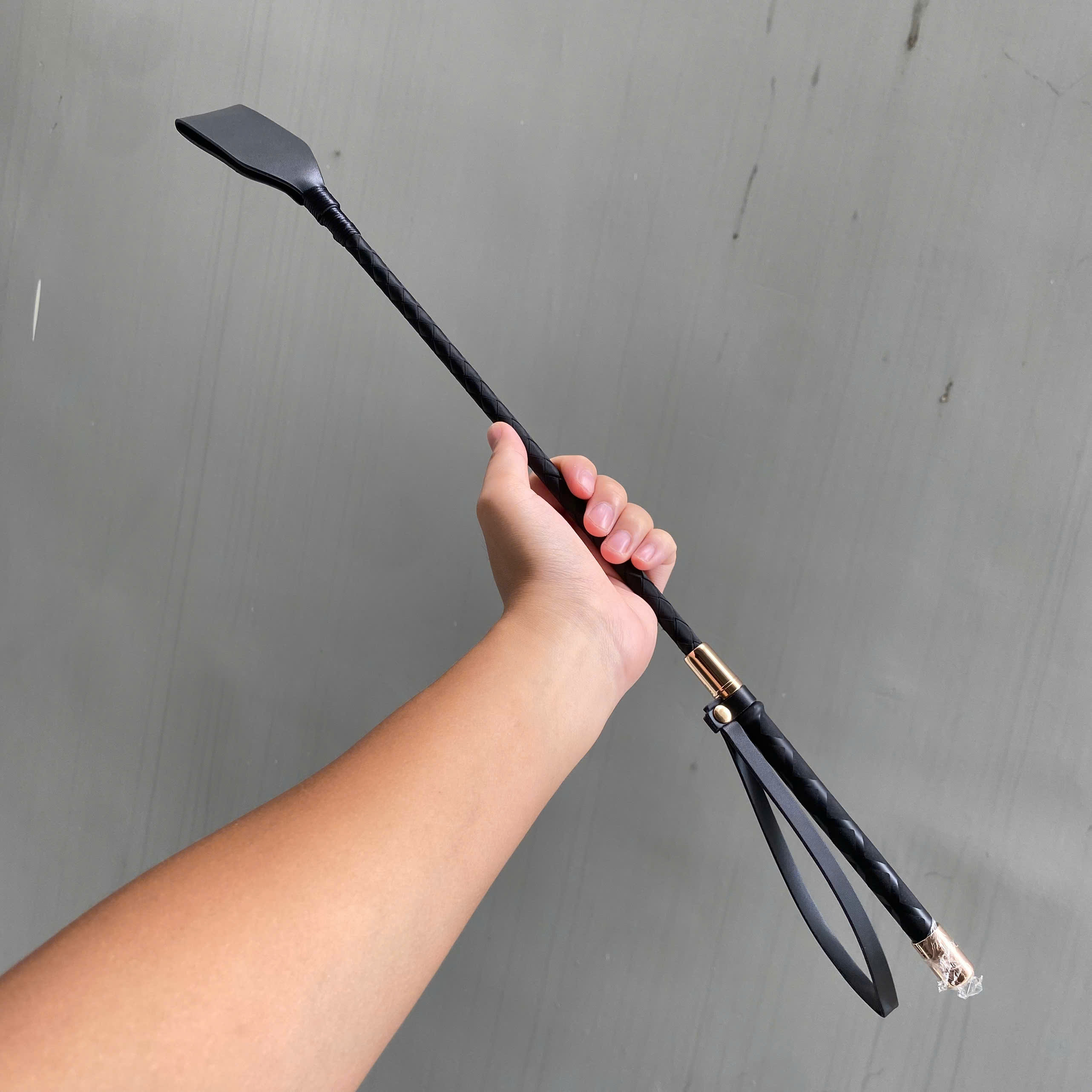 Roi quất ngựa đánh yêu đầu paddle da – Đồ chơi BDSM tăng khoái cảm cho cặp đôi