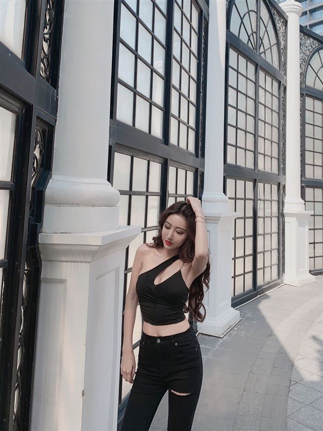 Áo Croptop lệch vai có mút ngực