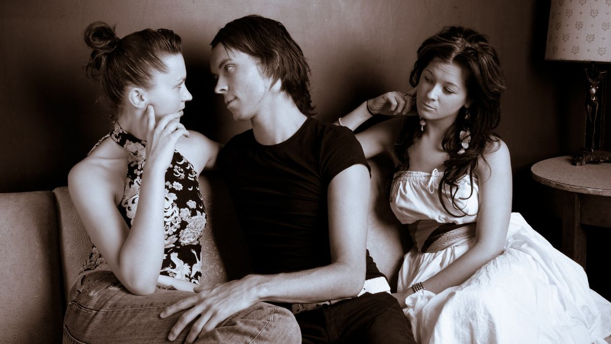 Threesome: Lạc Lối Giữa Đam Mê Xác Thịt Và Cạm Bẫy Tinh Thần