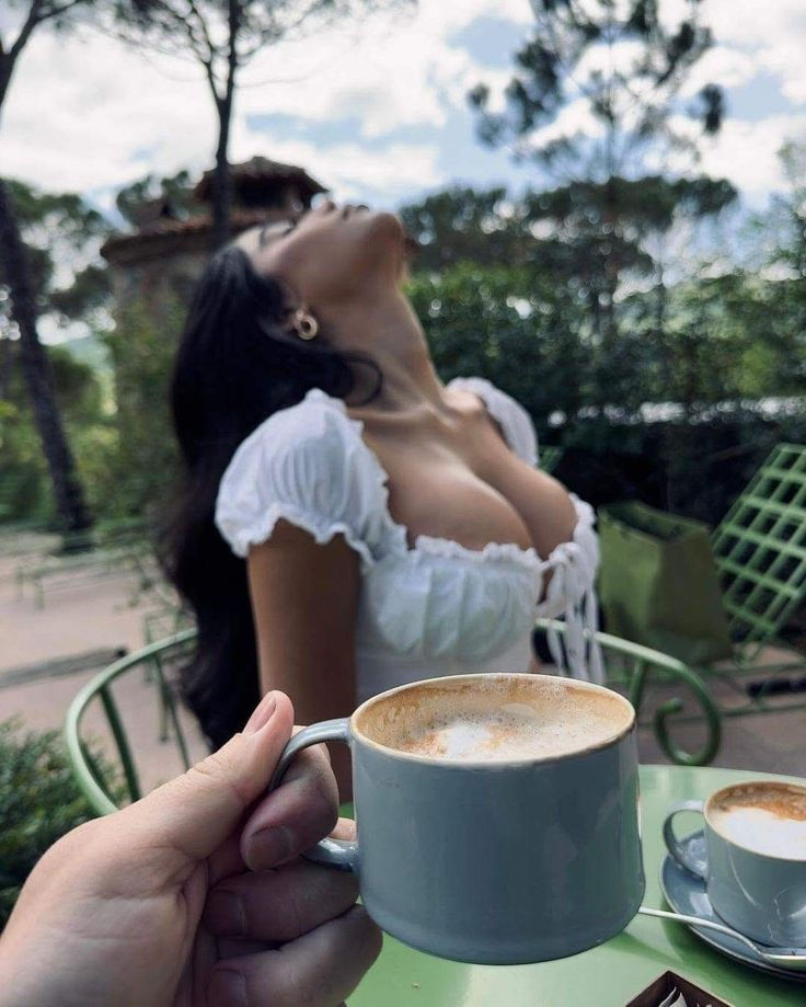 Uống cà phê trước khi quan hệ có giúp cải thiện chuyện yêu không? Giải đáp chi tiết từ khoa học