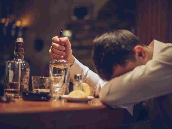 Uống rượu nhiều có ảnh hưởng đến sinh lý không? Sự thật từ chuyên gia y tế 2026