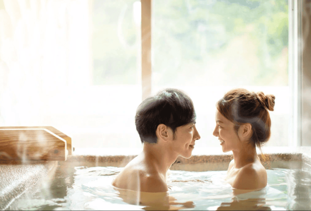 “Yêu” dưới nước: Trải nghiệm lạ lẫm, lợi ích và rủi ro bạn nên biết