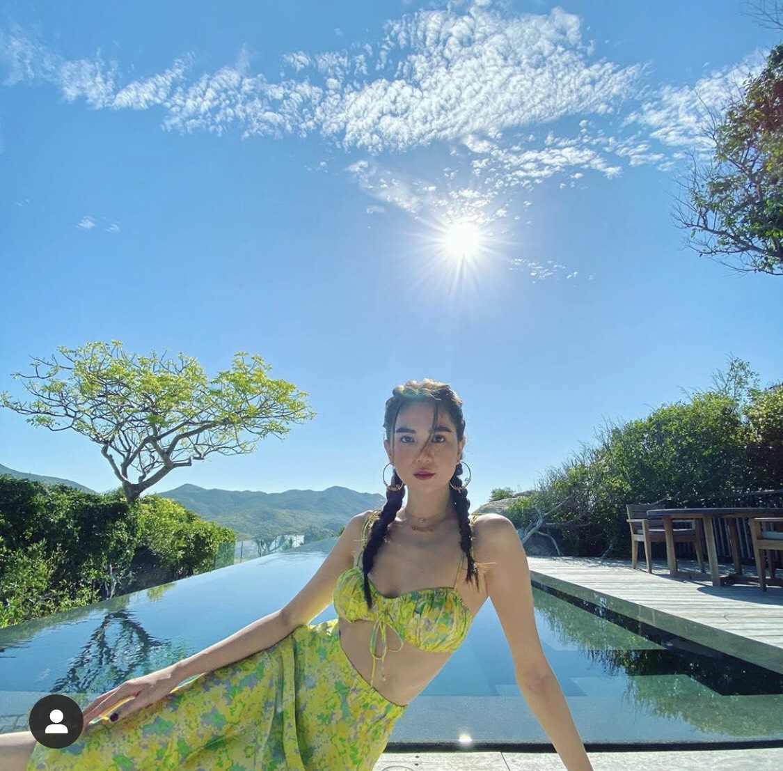 Bikini 2 mảnh Ngọc Trinh kèm váy