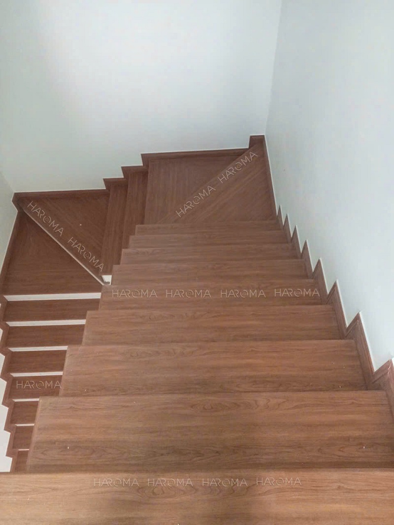HÌnh ảnh thi công thực tế mặt bậc cầu thang nhựa giả gỗ