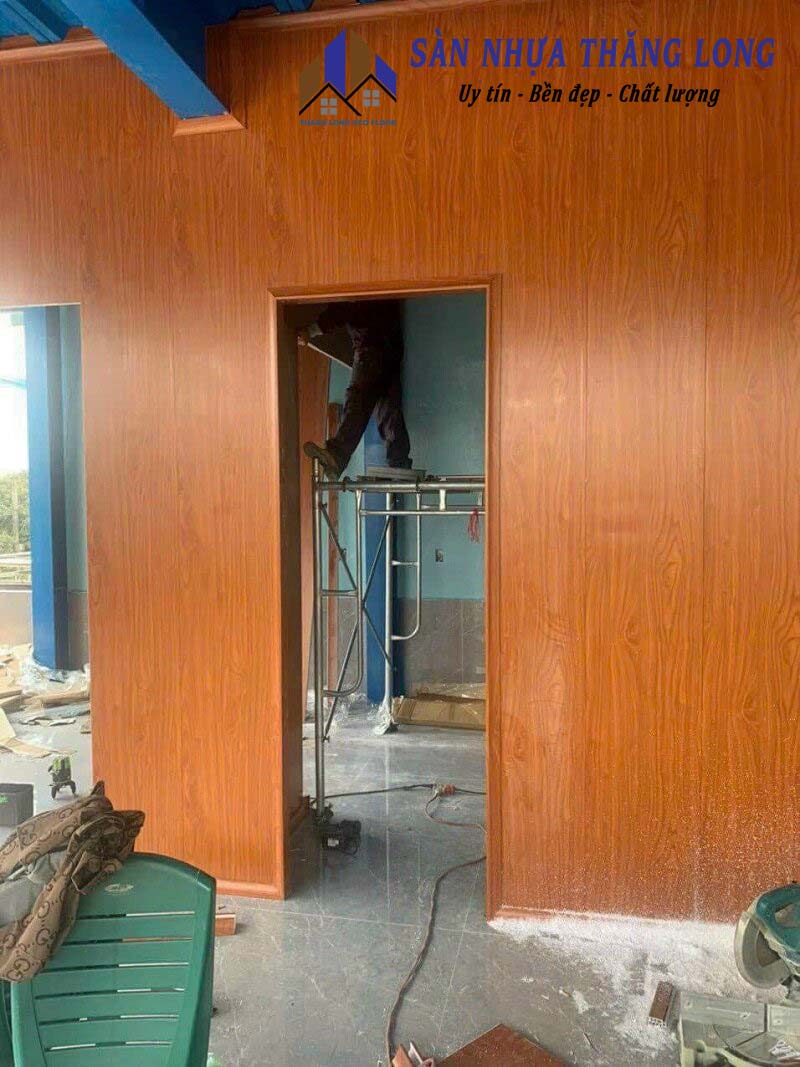 ảnh thi công tấm vách ngăn nhựa giả gỗ 2 mặt