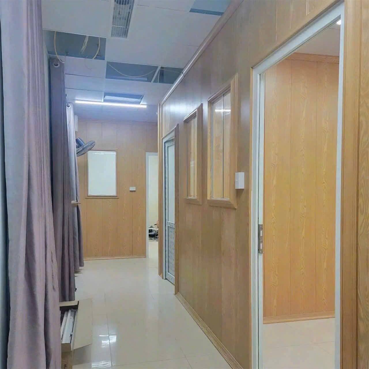 Vách ngăn nhựa giả gỗ 2 mặt