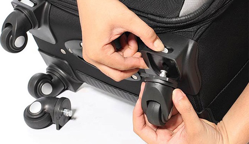 Vệ sinh bánh xe cho vali