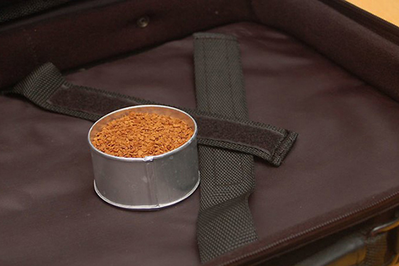 Sử dụng gói hút ẩm cho vali