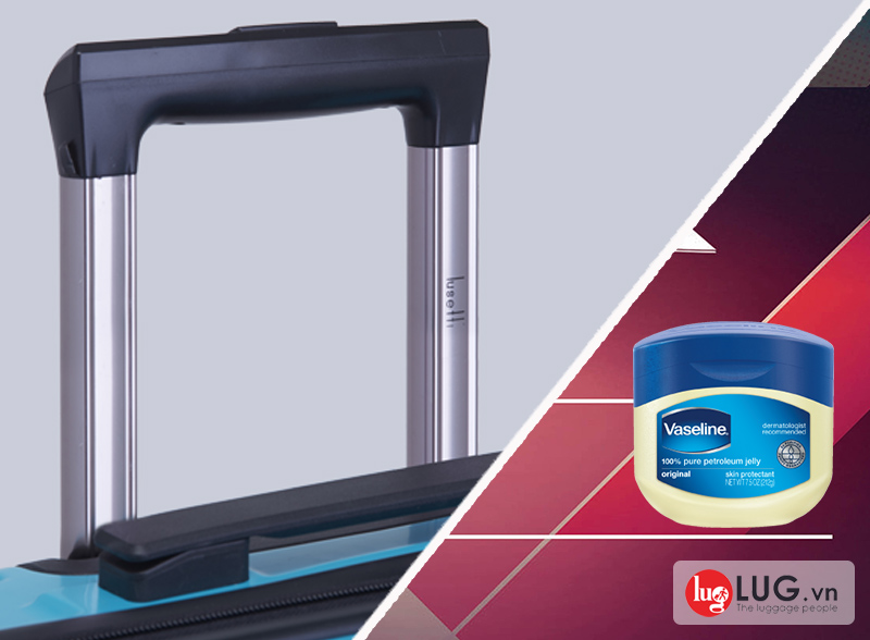 Dùng chút dầu trơn hoặc vaseline để bôi vào cần kéo của vali