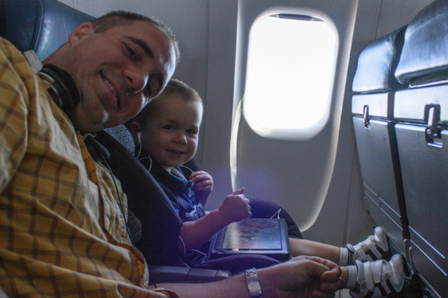 Mua ghế riêng sẽ giúp bé cảm thấy thoải mái từ đó chuyến du lịch cũng thoải mái hơn