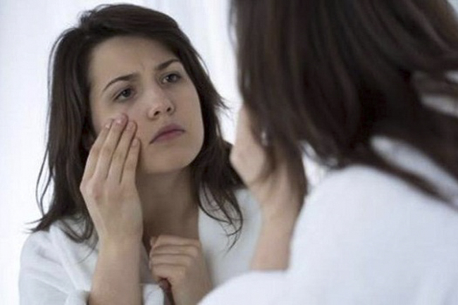 Mùa hè là mùa của dịch đau mắt đỏ, để chuyến du lịch suôn sẽ bạn nên đem theo kính râm và vệ sinh mắt kỹ nhé!