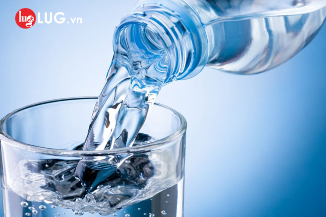 không nên mua gì ở sân bay