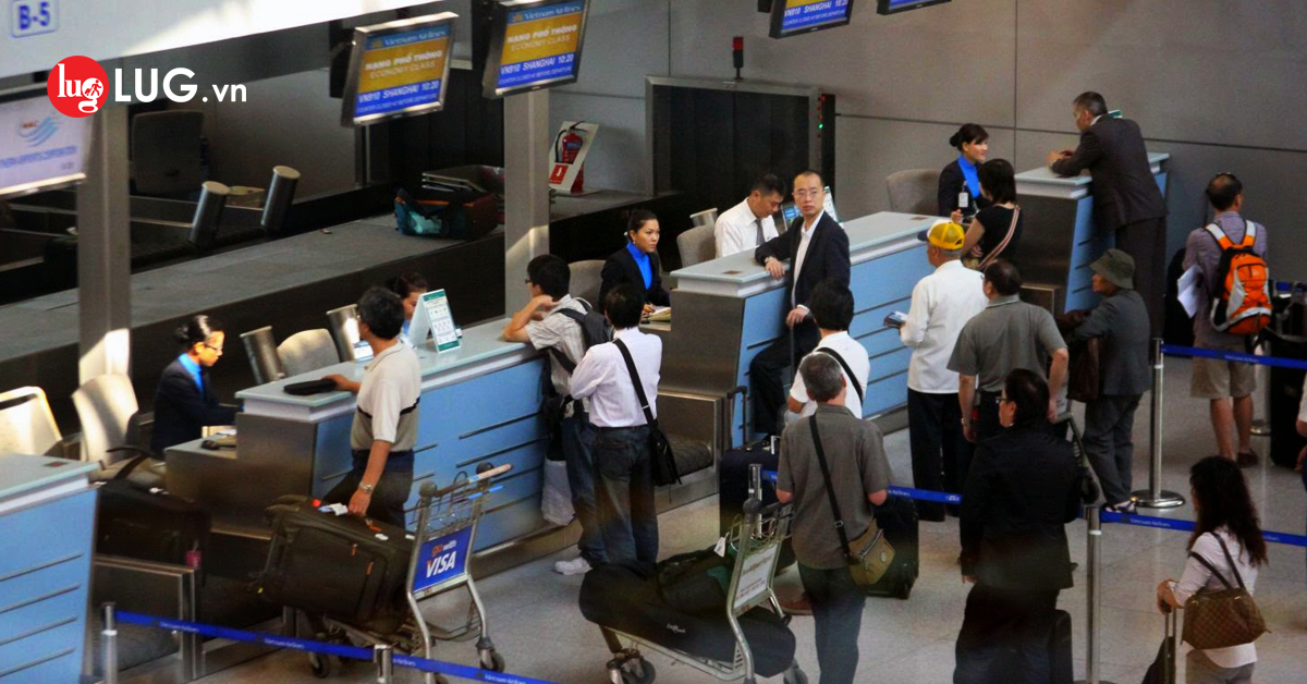 không nên mua gì ở sân bay