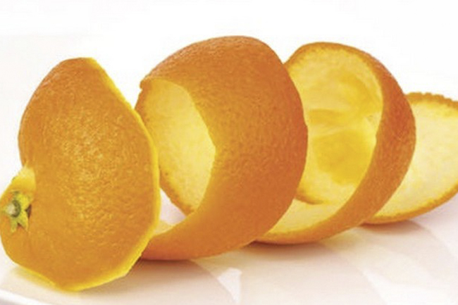 Tinh dầu có nhiều trong vỏ chanh, vỏ quýt tươi có tác dụng rất tốt trong việc làm thư giãn đầu óc, ngừa say khi bạn đi tàu xe