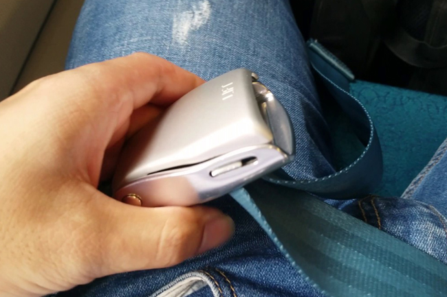 Cài dây an toàn khi đi máy bay