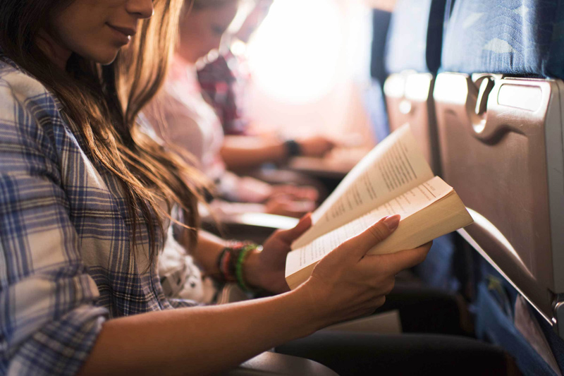 Sách, điện thoại, máy tính bảng