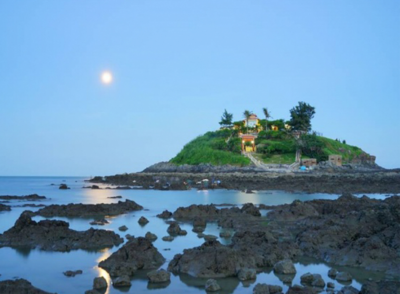 Tuy con đường có phần gập ghềnh vì đá nhưng cũng đáng để bạn thử đến một lần trong đời đấy!