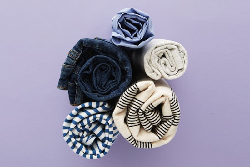 Cuộn tròn quần áo xếp vào vali