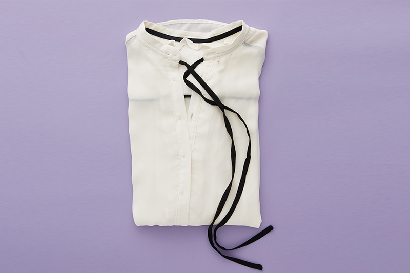 Lật mặt trái quần áo ra ngoài